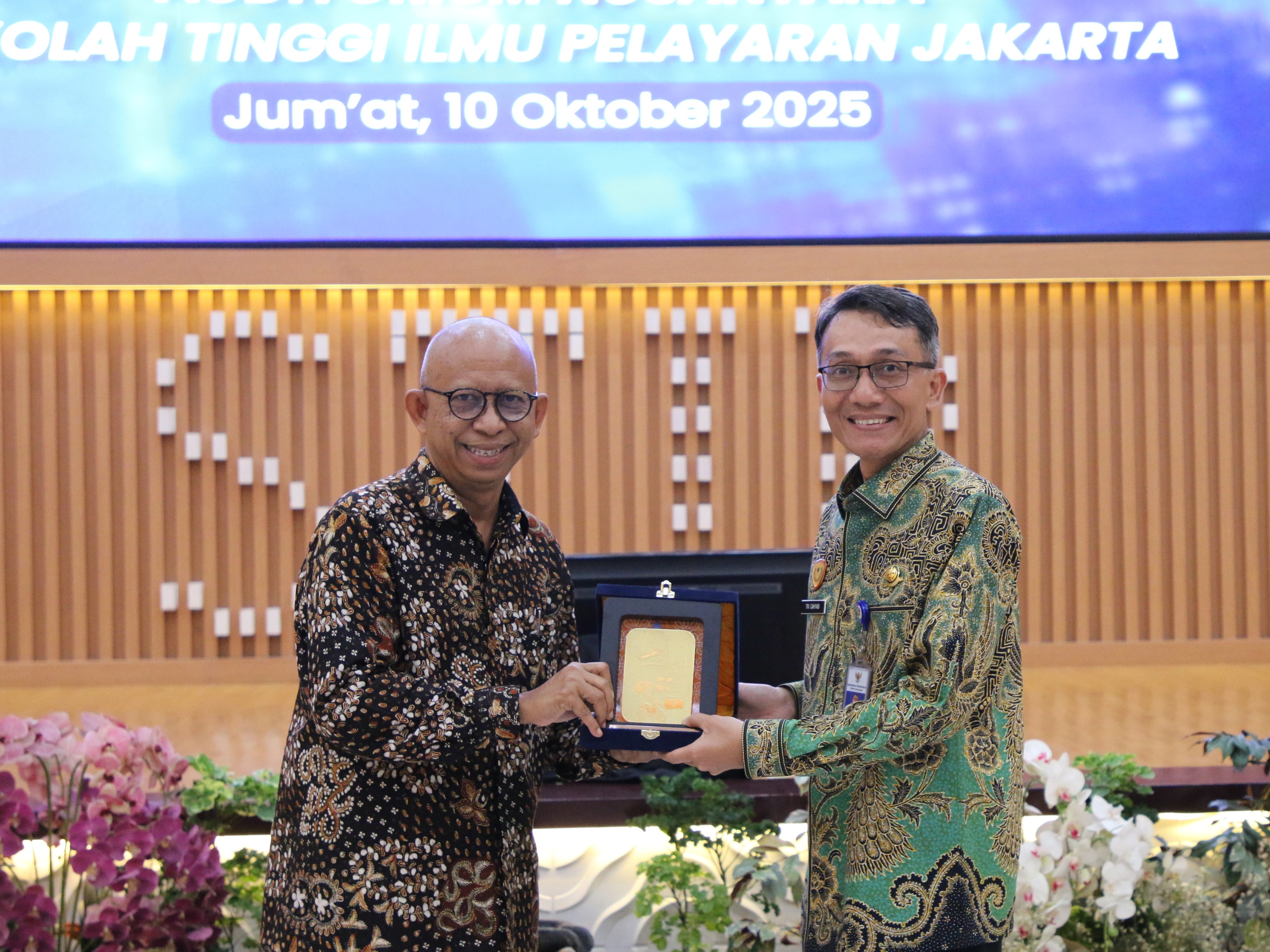 Gambar Penyerahan tanda mata ITS yang diwakilkan oleh Dekan FTK ITS Dr Ing Ir Setyo Nugroho kepada Ketua STIP Jakarta Dr Capt Tri Cahyadi MH MMar