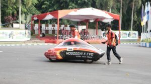 Potret persiapan mobil Nogogeni X Evo untuk berlaga pada subkategori Urban Concept Motor Listrik pada ajang KMHE 2025 di Universitas Jember