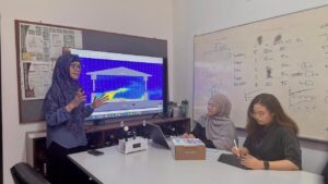 Prof Dr Dipl Ing Sri Nastiti Nugrahani Ekasiwi MT (berdiri) menjelaskan simulasi pola aliran udara dalam ruang pada mata kuliah Penghawaan Bangunan