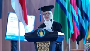Prof Dr Dipl Ing Sri Nastiti Nugrahani Ekasiwi MT menyampaikan orasi ilmiah tentang Konsep Desain Bangunan Guna Manifestasi Ungkapan “Isis” dan “Seger”