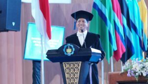 Prof Dr (HC) Ir Bambang Pramujati ST MSc Eng PhD saat menyampaikan orasi ilmiahnya pada prosesi pengukuhan profesor di Grha Sepuluh Nopember ITS