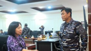 Prof Erma Suryani ST MT PhD (kiri) saat berdiskusi bersama Komandan STTAL Laksamana Pertama TNI Dr Mukhlis ST MM usai mendemostrasikan DAHANA App