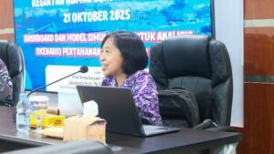 Prof Erma Suryani ST MT PhD saat mendiskusikan DAHANA App dengan pihak STTAL Surabaya