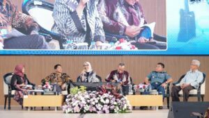 Putri ke-2 Kolonel Laut (Purn) Ir Marseno Wirjosapoetra, Dra Nini Irewati (tiga dari kiri), saat menceritakan sosok ayahnya dalam talkshow di acara Napak Tilas ITS