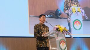 Rektor ITS Prof Ir Bambang Pramujati ST MScEng PhD saat memberikan sambutan pembuka pada Seminar Awam Kesehatan Reproduksi di Grha Sepuluh Nopember ITS