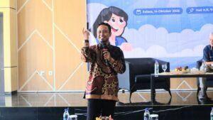 Salah satu juri Gemastik Nisfu Asrul Sani SKom MSc saat memberikan saran dan motivasi kepada kontingen ITS yang akan berlaga di babak final Gemastik XVIII 2025