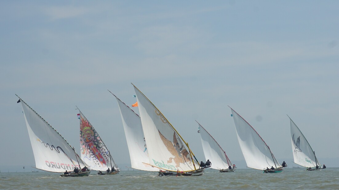Gambar Sejumlah kapal layar yang meramaikan kegiatan Surabaya Fisherman Sailing Competition (SFSC) 2025 di perairan Kenjeran Surabaya