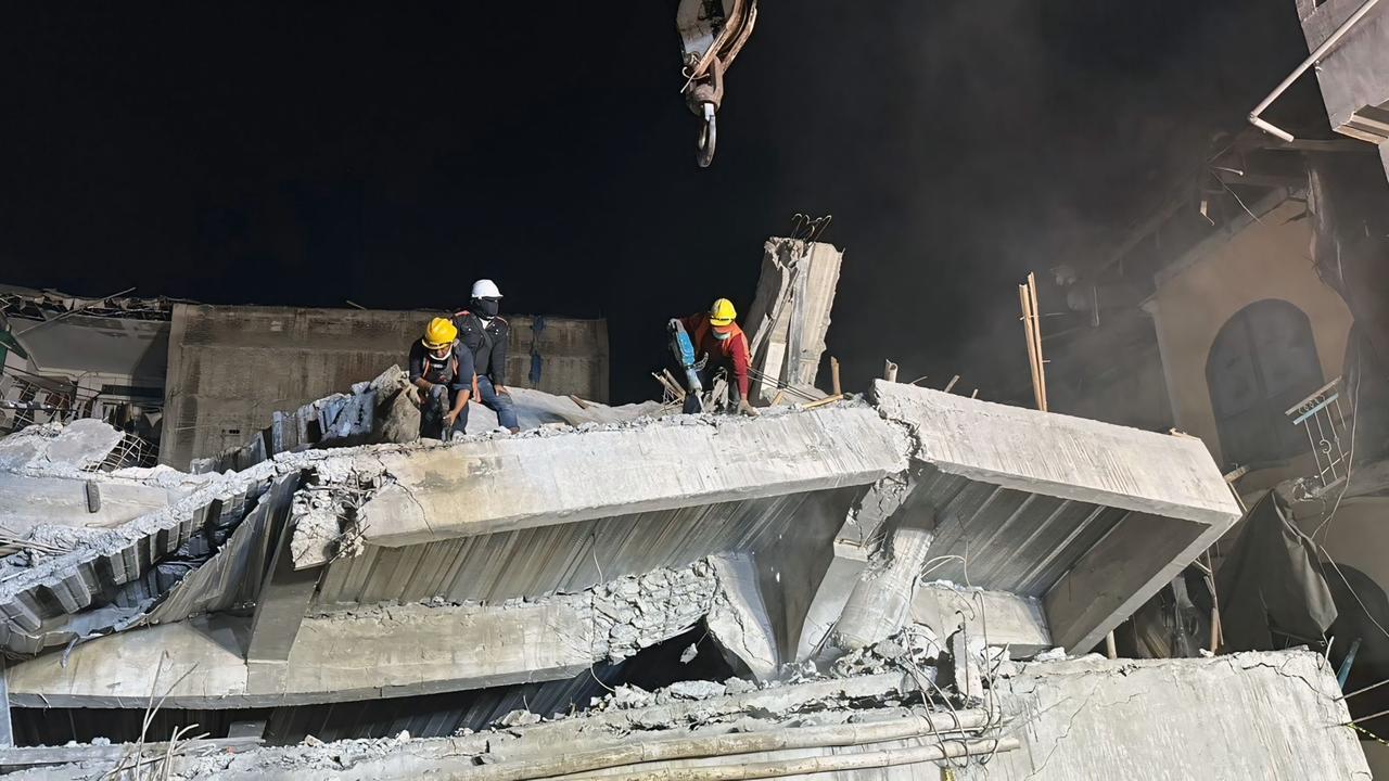 Sejumlah petugas terus berupaya melakukan proses evakuasi di reruntuhan bangunan Pondok Pesantren Al Khoziny, Buduran, Sidoarjo
