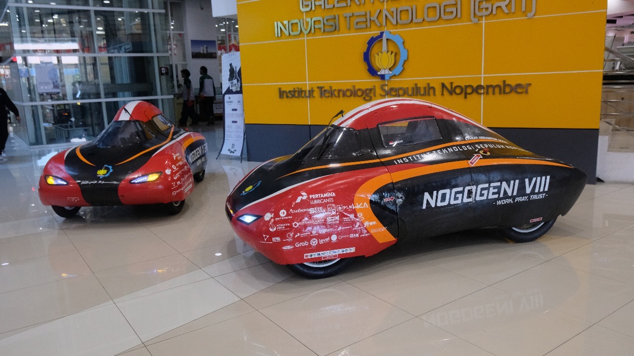 Tampilan mobil Nogogeni VIII (kanan) dan Nogogeni X Evo dari tim Nogogeni ITS yang akan berlaga pada kategori Urban Etanol dan Urban Electric di KMHE 2025