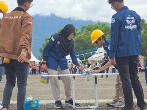 Tim Bayucaraka ITS saat menyiapkan pesawat andalannya, Palkonjet, sebelum mengikuti kategori Racing Plane di Lanud Sutan Sjahrir, Padang.