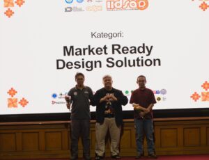 Tim Despro ITS usai berhasil meraih penghargaan Karya Terbaik kategori Market Ready Design Solution di ajang IIDSA 2025 di Bali