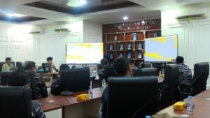 Tim ITS bersama pihak STTAL Surabaya saat membahas fitur Situasi Laut Natuna Utara dalam dashboard DAHANA App