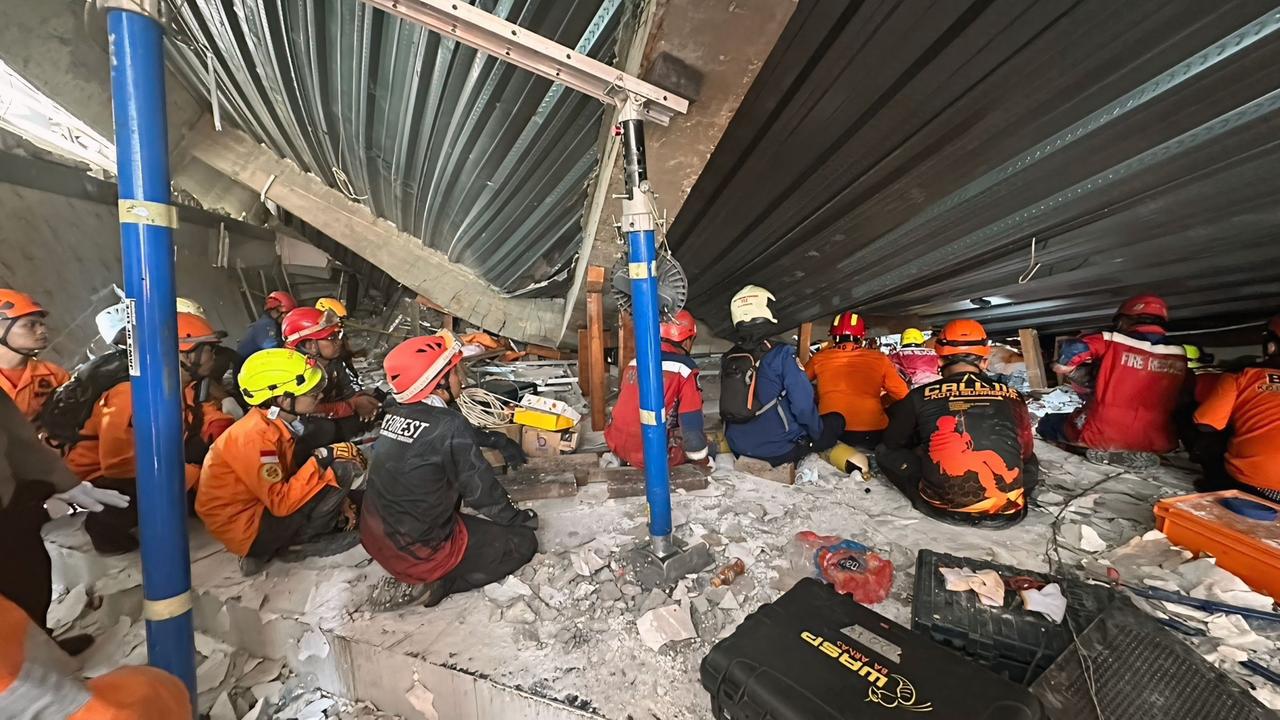 Tim penyelamat saat melakukan evakuasi di lokasi ambruknya bangunan Pondok Pesantren Al Khoziny, Buduran, Sidoarjo