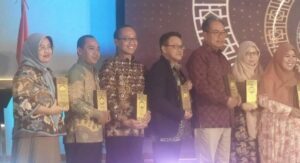 Wakil Rektor I Bidang Akademik dan Kemahasiswaan ITS Prof Nurul Widiastuti MSi PhD (paling kiri) bersama para perwakilan kampus lainnya saat menerima penghargaan PKM Award 2025 di UPI Bandung