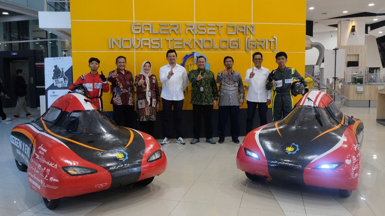Wakil Rektor I ITS Prof Nurul Widiastuti SSi MSi PhD (berhijab) bersama jajaran petinggi ITS dan driver Nogogeni ITS saat launching mobil Nogogeni
