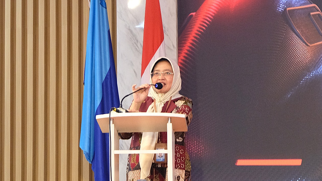 Wakil Rektor I ITS Prof Nurul Widiastuti SSi MSi PhD saat memberikan sambutannya dalam acara peluncuran mobil Nogogeni ITS