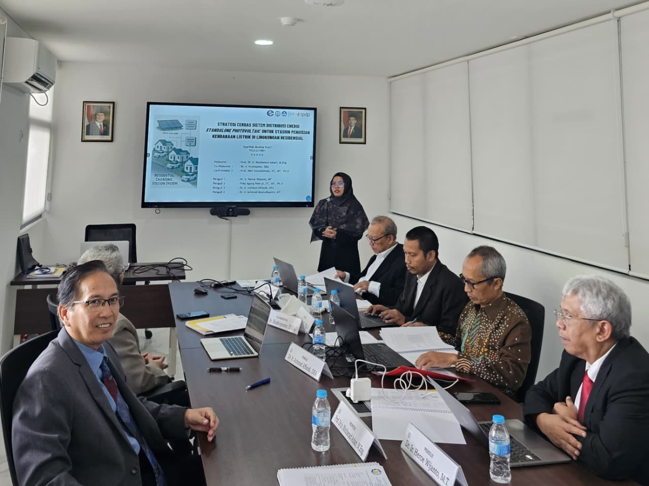 Gambar Doktor Departemen Teknik Elektro ITS Syarifah Meutia Putri (berkerudung) ketika memaparkan hasil penelitian dan disertasinya pada sidang doktor