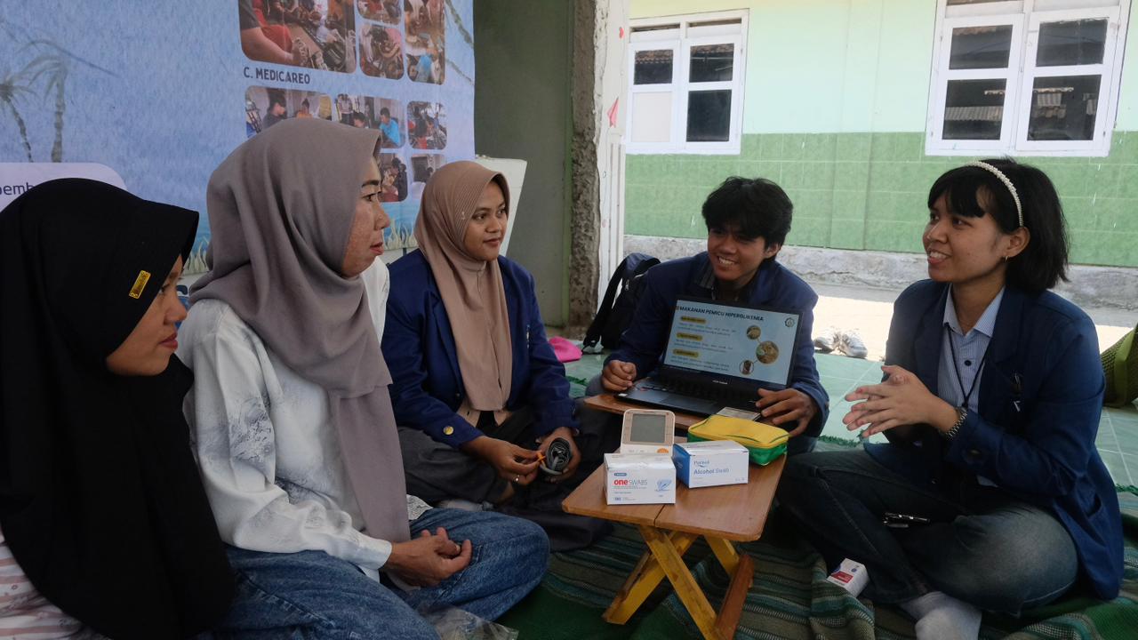 Tim Abmas Pucuk Genero ITS memberikan penyuluhan kepada kader kesehatan terkait pola makan sehat sebagai bagian dari subprogram Nutri Care GO