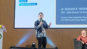 dr Birama Robby Indraprasta SpOG Subsp Onk saat memaparkan materi mengenai deteksi dini kanker serviks dan penatalaksanaannya dalam Seminar Awam Kesehatan Reproduksi