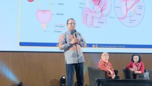 dr Lukman Hakim SpU Subsp Onk MARS PhD saat memaparkan materi mengenai deteksi dini kanker prostat dalam Seminar Awam Kesehatan Reproduksi yang digelar oleh DWP ITS