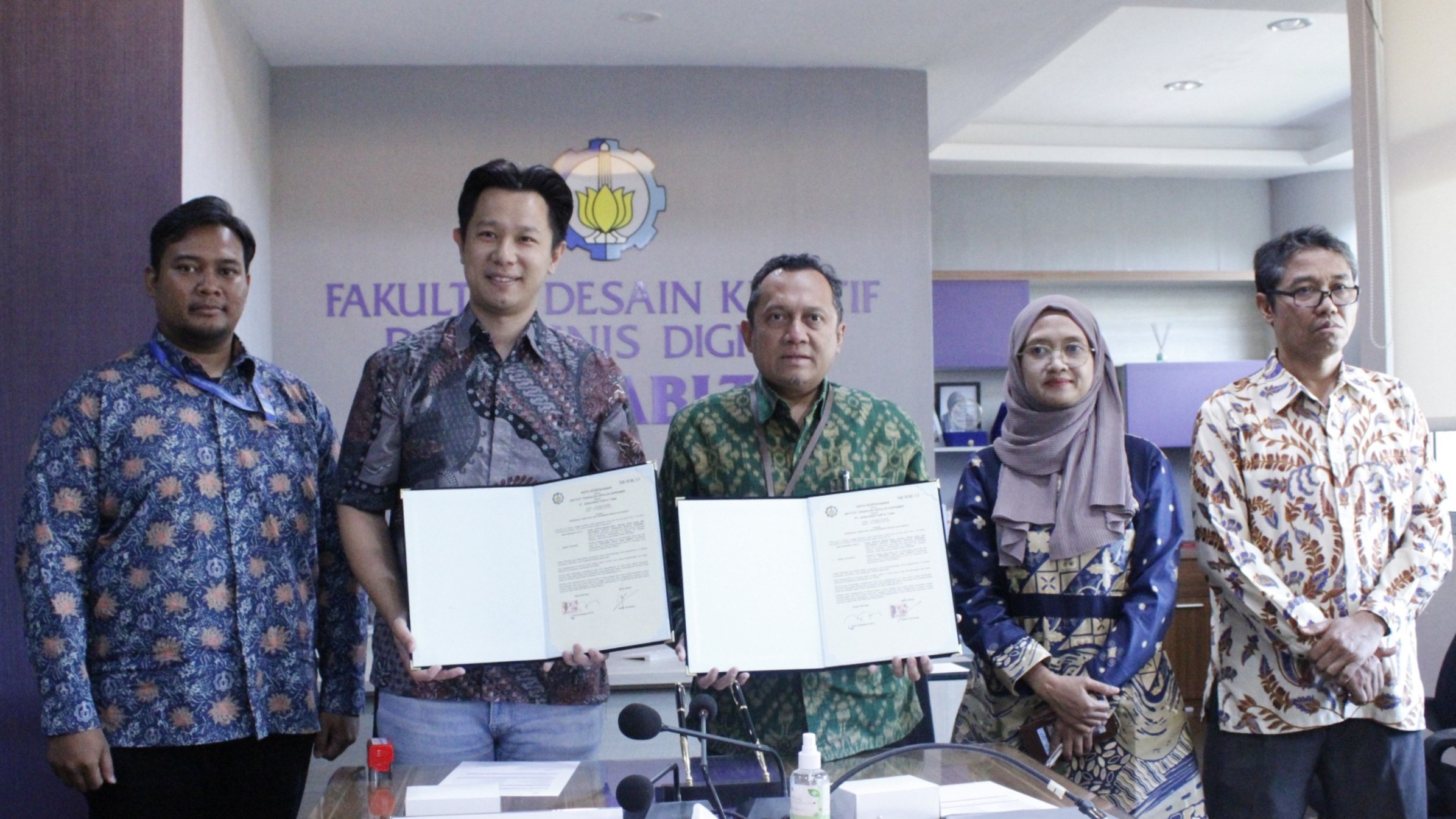 Direktur Utama PT Keravindo Surya Tama Rendy Setiawan (dua dari kiri) dan Wakil Rektor Bidang Riset, Inovasi, Kerjasama, dan Kealumnian ITS Prof Agus Muhamad Hatta ST MSi PhD (tiga dari kanan) menunjukkan naskah PKS yang telah ditandatangani