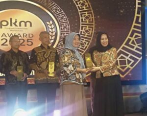 Wakil Rektor I Bidang Akademik dan Kemahasiswaan ITS Prof Nurul Widiastuti MSi PhD (dua dari kanan) saat menerima penghargaan peringkat ketiga pada kategori perguruan tinggi penerima insentif terbanyak pada klaster 1 mewakili ITS pada ajang PKM Award 2025 di UPI Bandung