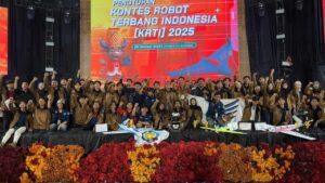 ‎Tim Bayucaraka ITS seusai menerima penghargaan pada penutupan Kontes Robot Terbang Indonesia (KRTI) 2025 di Universitas Andalas, Padang.
