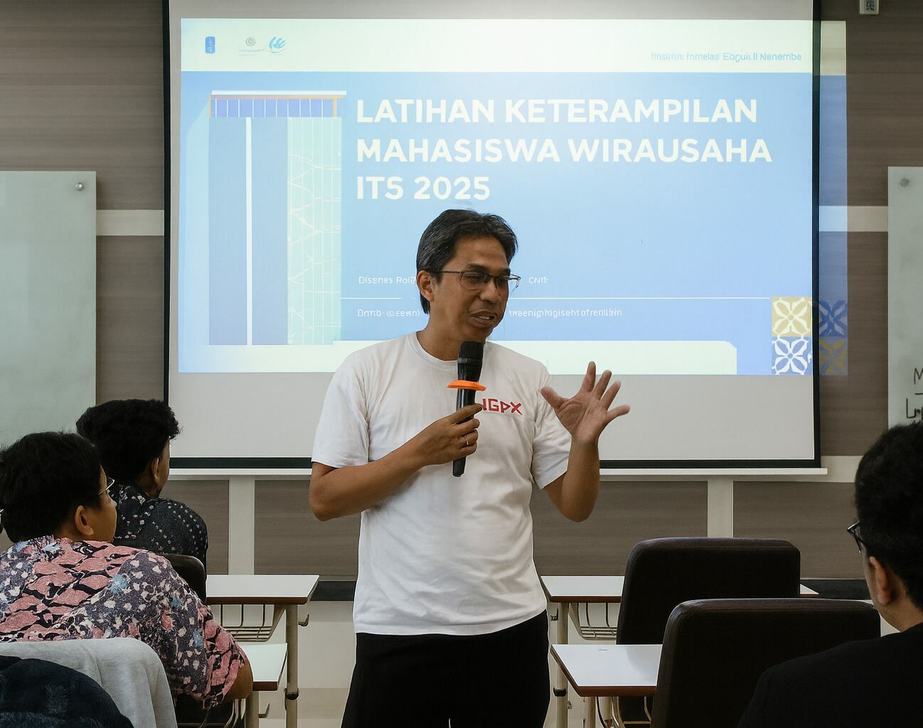 Pemateri menjelaskan materi kewirausahaan