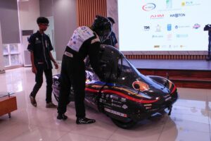 Anggota Tim Sapuangin ITS saat mempersiapkan test drive mobil Urban XI EVO 5