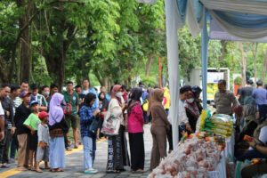 Antrean panjang warga sekitar ITS yang membeli sembako Pasar Murah ITS yang bertempat di Mainspine ITS