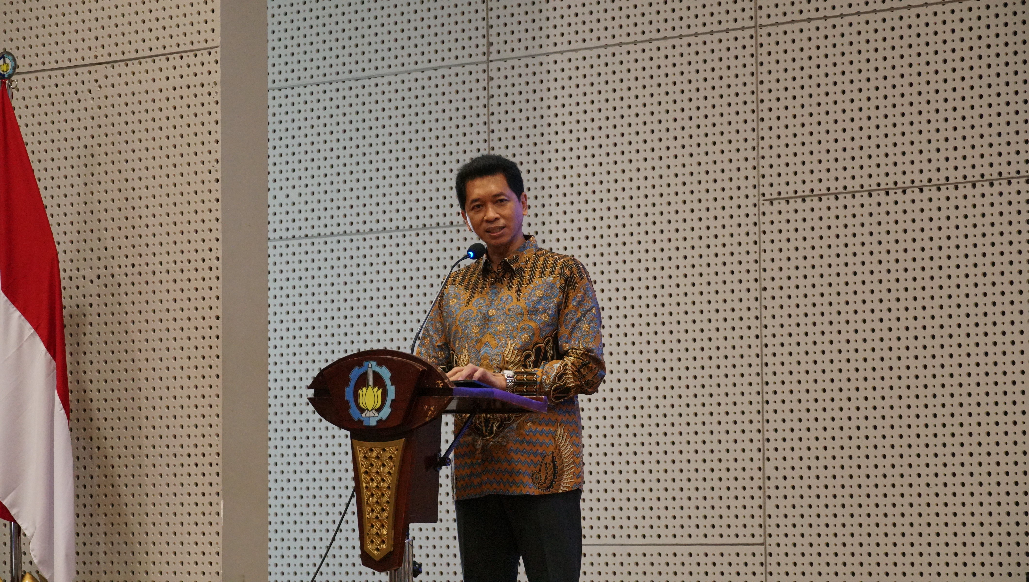 Rektor ITS Prof Ir Bambang Pramujati ST MScEng PhD saat memberikan sambutan dalam acara Leadership Learning Series di di Auditorium Research Center ITS