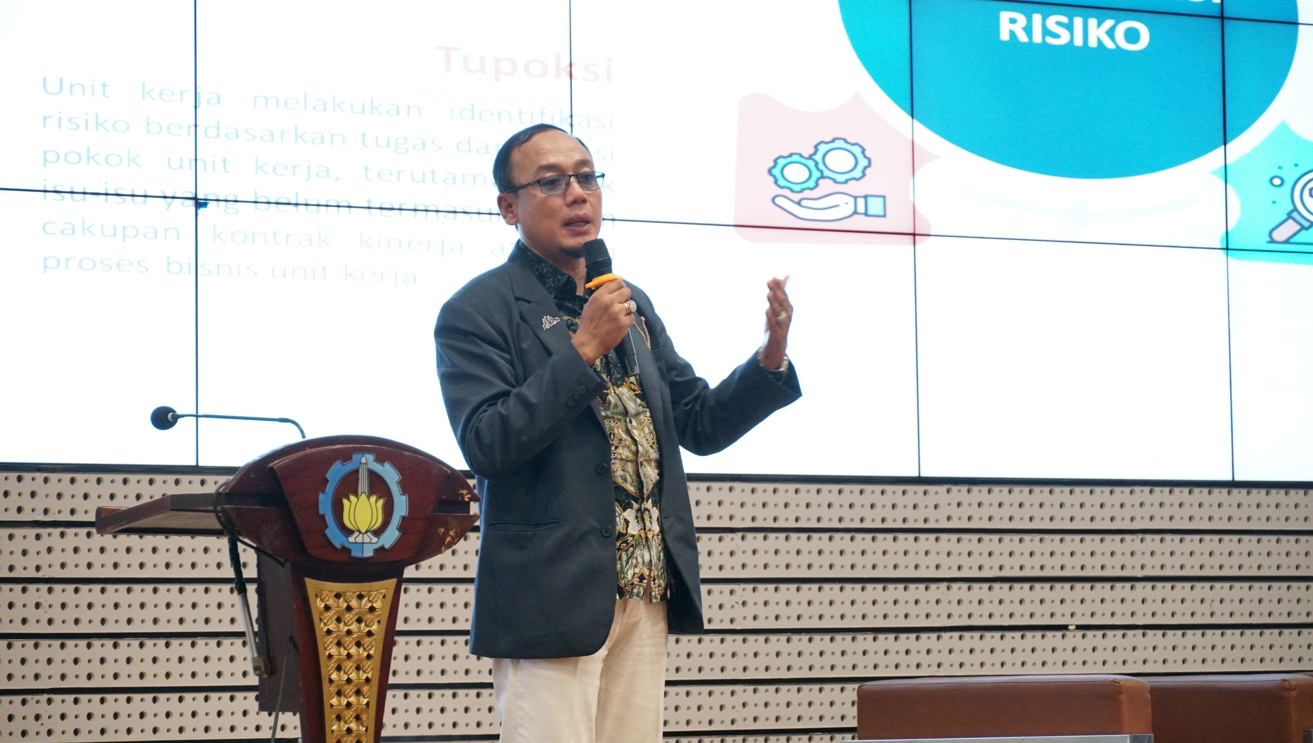 Nyoto Asgard SE MSi ERMAP CROP saat menjelaskan mengenai Enterprise Risk Management (ERM) dalam manajemen risiko