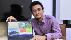 Professor of the Department of Environmental Engineering, ITS, Prof. Arseto Yekti Bagastyo ST MT MPhil PhD, showing a picture of the TPA planning in waste management.