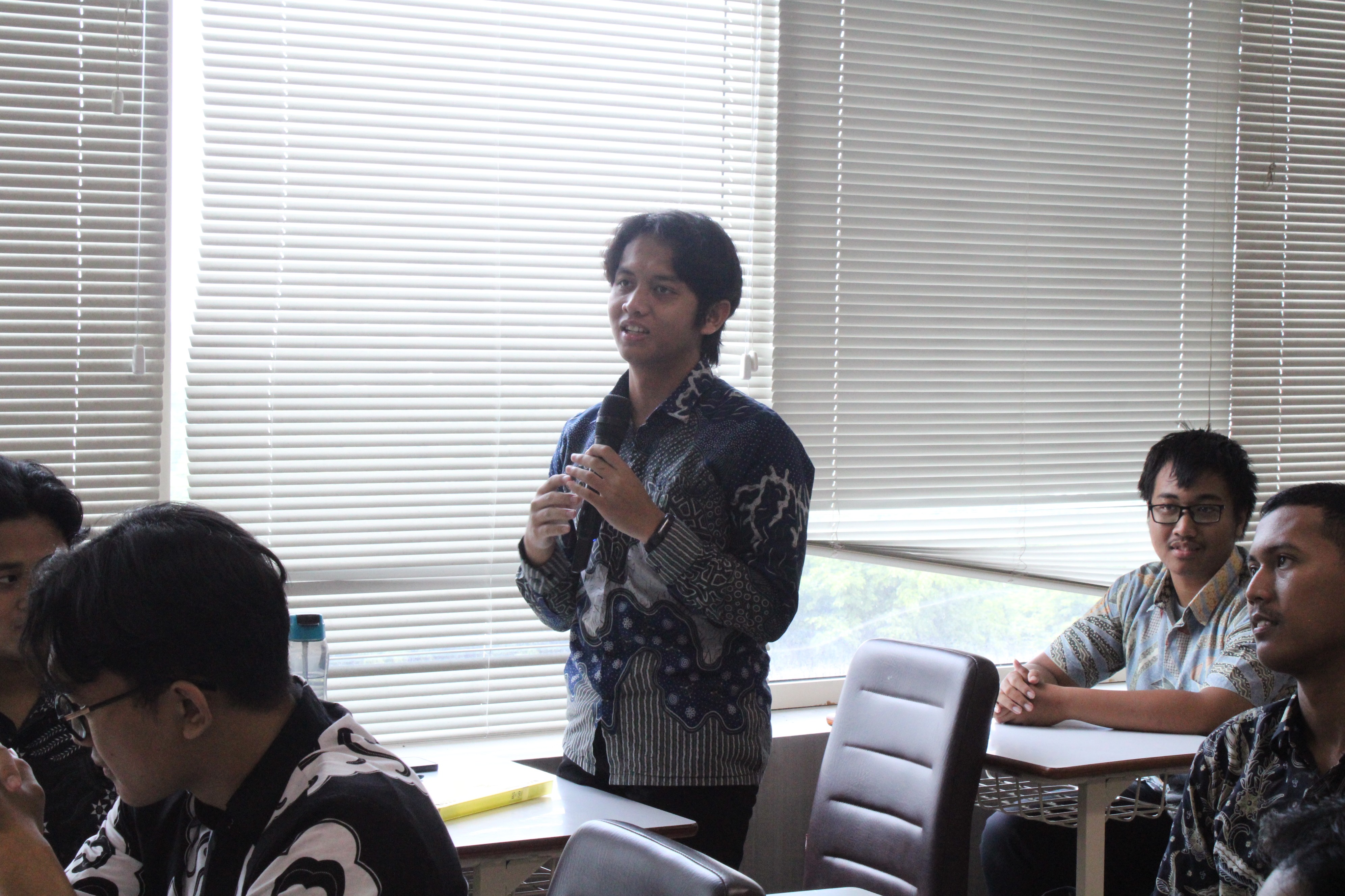 Peserta menjawab pertanyaan terkait definisi kewirausahaan