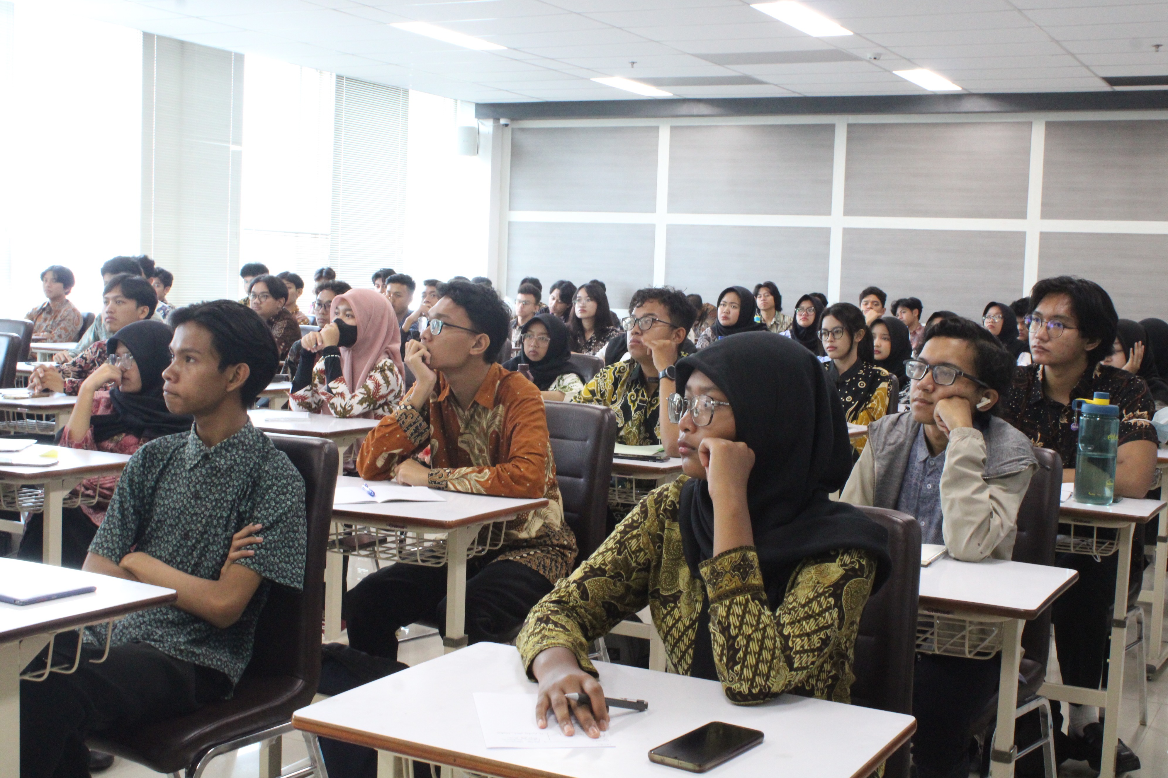 Peserta menyimak materi tentang kewirausahaan