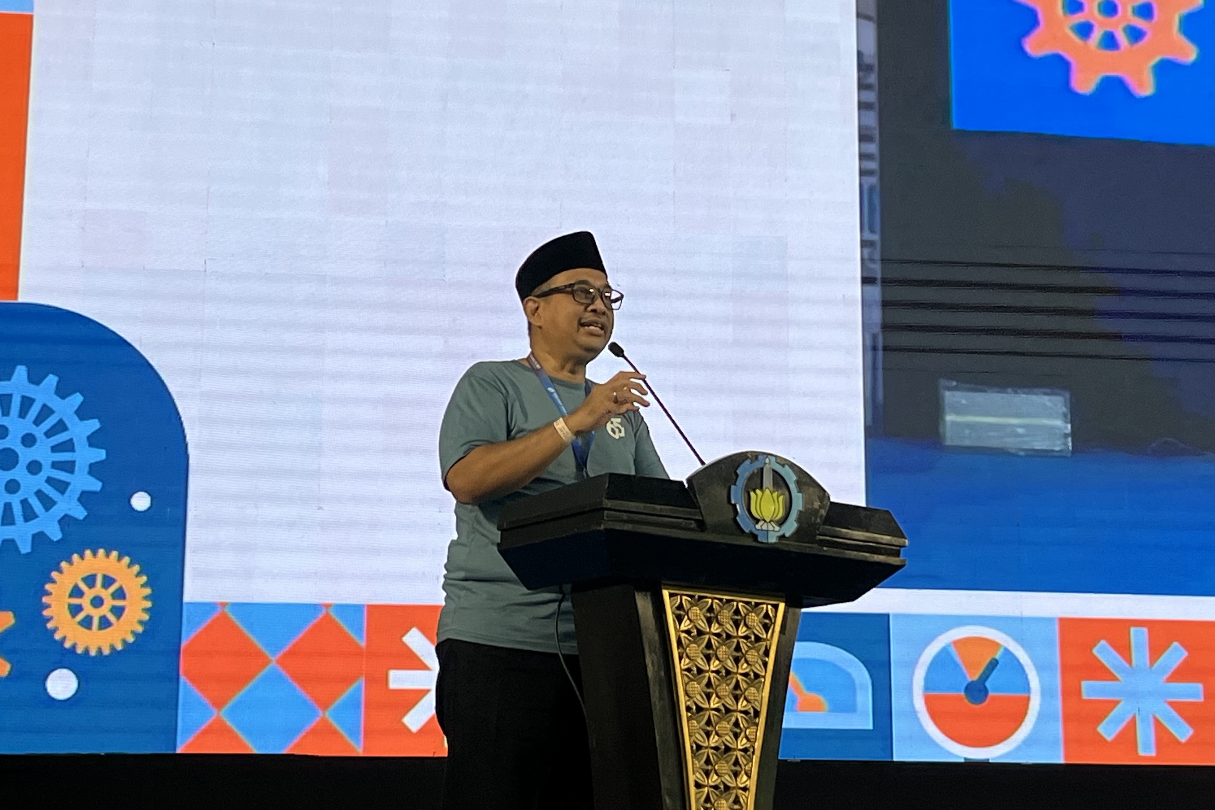 Ketua Alumni Teknik Kimia ITS (ALTEKKIMITS) Ir Ganis Danandjati IPM memberikan sambutan pada Reuni Akbar 65 Tahun sebagai bentuk apresiasi dan penguatan peran alumni dalam pengembangan departemen.