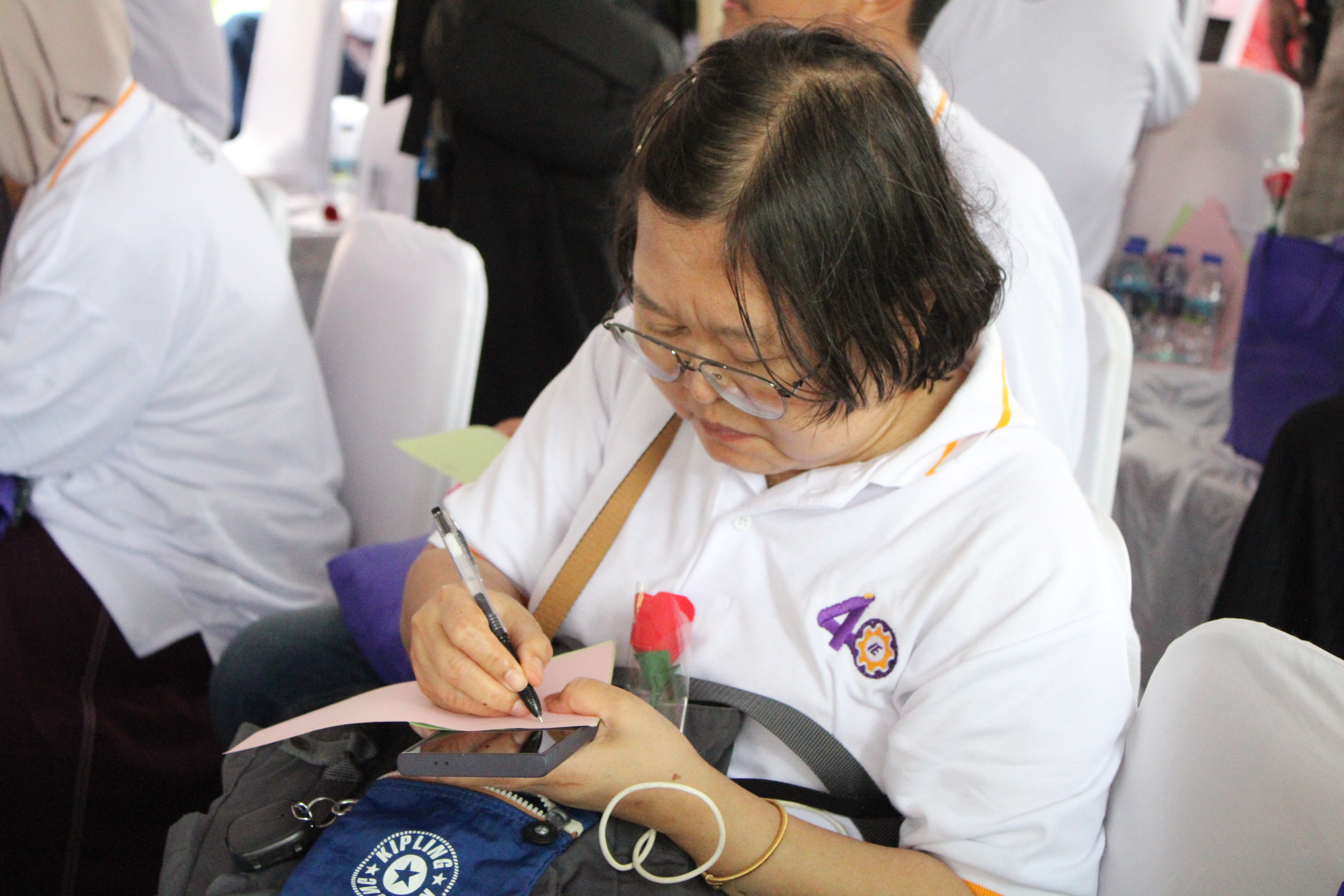 Gambar Alumni DTSI ITS Ketika menuliskan harapannya untuk dimasukkan ke dalam time capsule