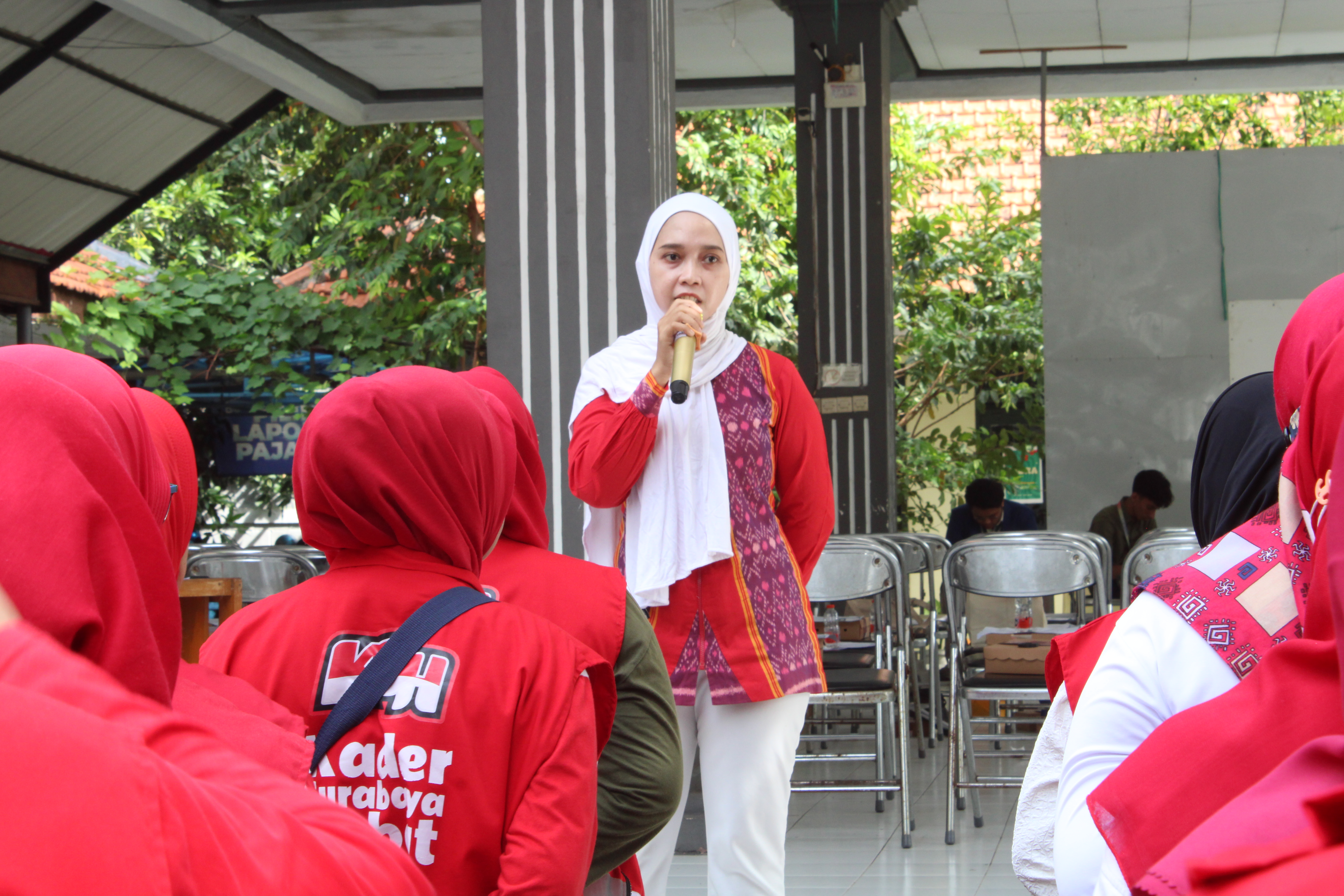 Gambar Kepala Sie Kesejahteraan Rakyat dan Perekonomian Kelurahan Medokan Semampir Febriari Megahayati SKM saat menyampaikan apresiasinya dalam kegiatan Promoting Spine Health Through Understanding and Real Education (Posture)