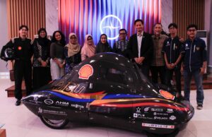 Jajaran pimpinan ITS dan dosen pembimbing bersama Tim Sapuangin ITS usai peluncuran mobil terbaru Urban XI EVO 5