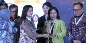 Kepala Unit Komunikasi Publik ITS Yuni Setyaningsih (baju hijau) saat menerima penghargaan dari Dirjen Komunikasi Publik dan Media Fifi Aleyda Yahya (dua dari kiri depan)