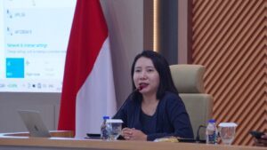 Kepala Unit Komunikasi Publik (UKP) ITS Yuni Setyaningsih SKPm MSc memaparkan materi dalam Pelatihan Penulisan Berita di Rektorat ITS