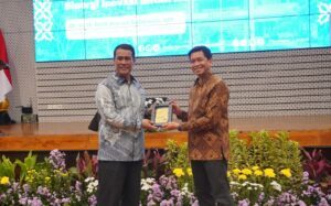 Menteri Pertanian RI Dr Ir H Andi Amran Sulaiman MP (kiri) menerima cinderamata dari Rektor ITS Prof Dr (HC) Ir Bambang Pramujati ST MSc Eng PhD usai acara Sarasehan dan Arahan Menteri Pertanian RI di Auditorium Research Center ITS