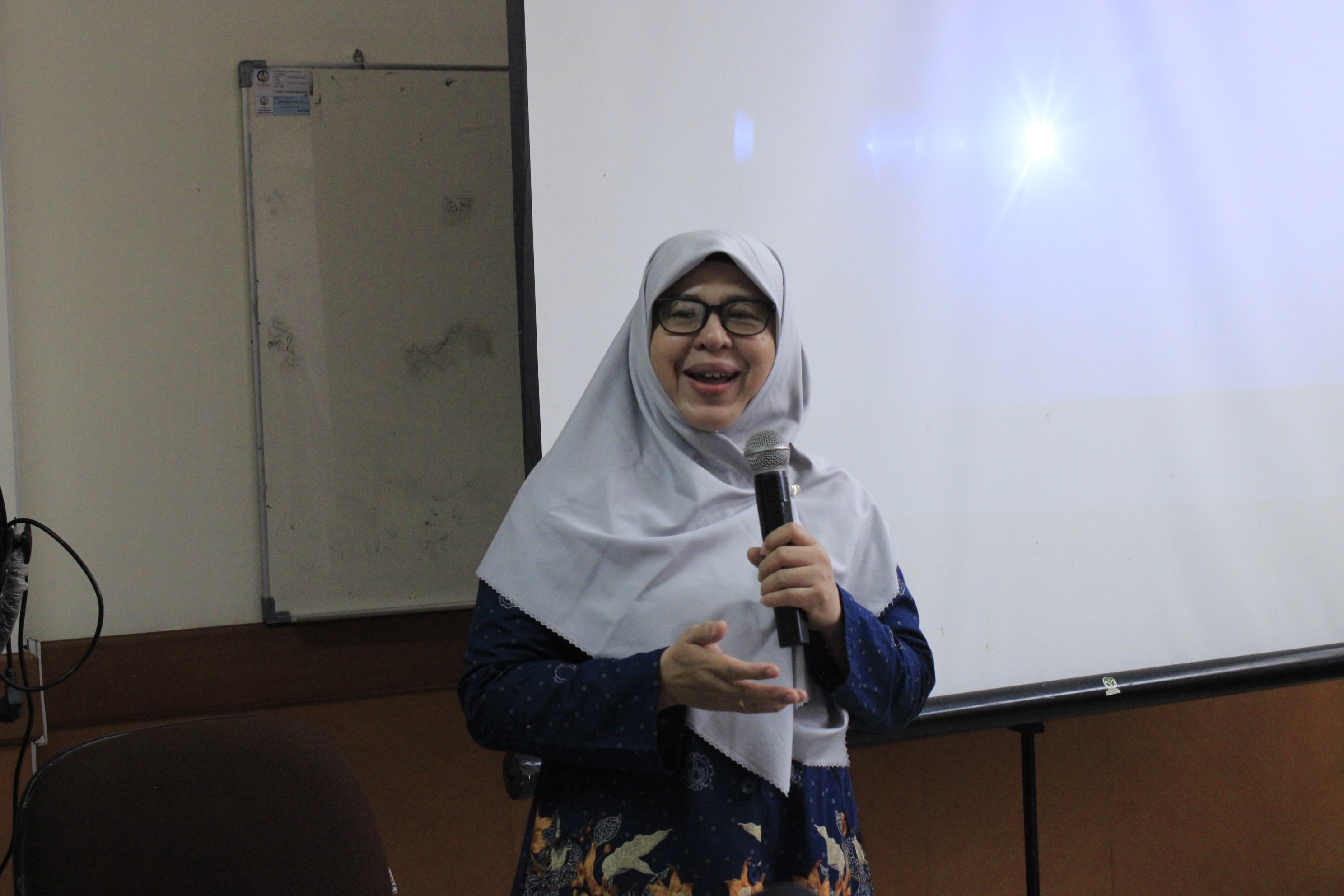 Gambar Ketua Tim Pengabdian Masyarakat FKK ITS dr Erna Furaidah SpRad ketika memberikan sambutan dalam kegiatan penyuluhan kanker payudara ROSE: Raise Our Awareness for Breast Cancer