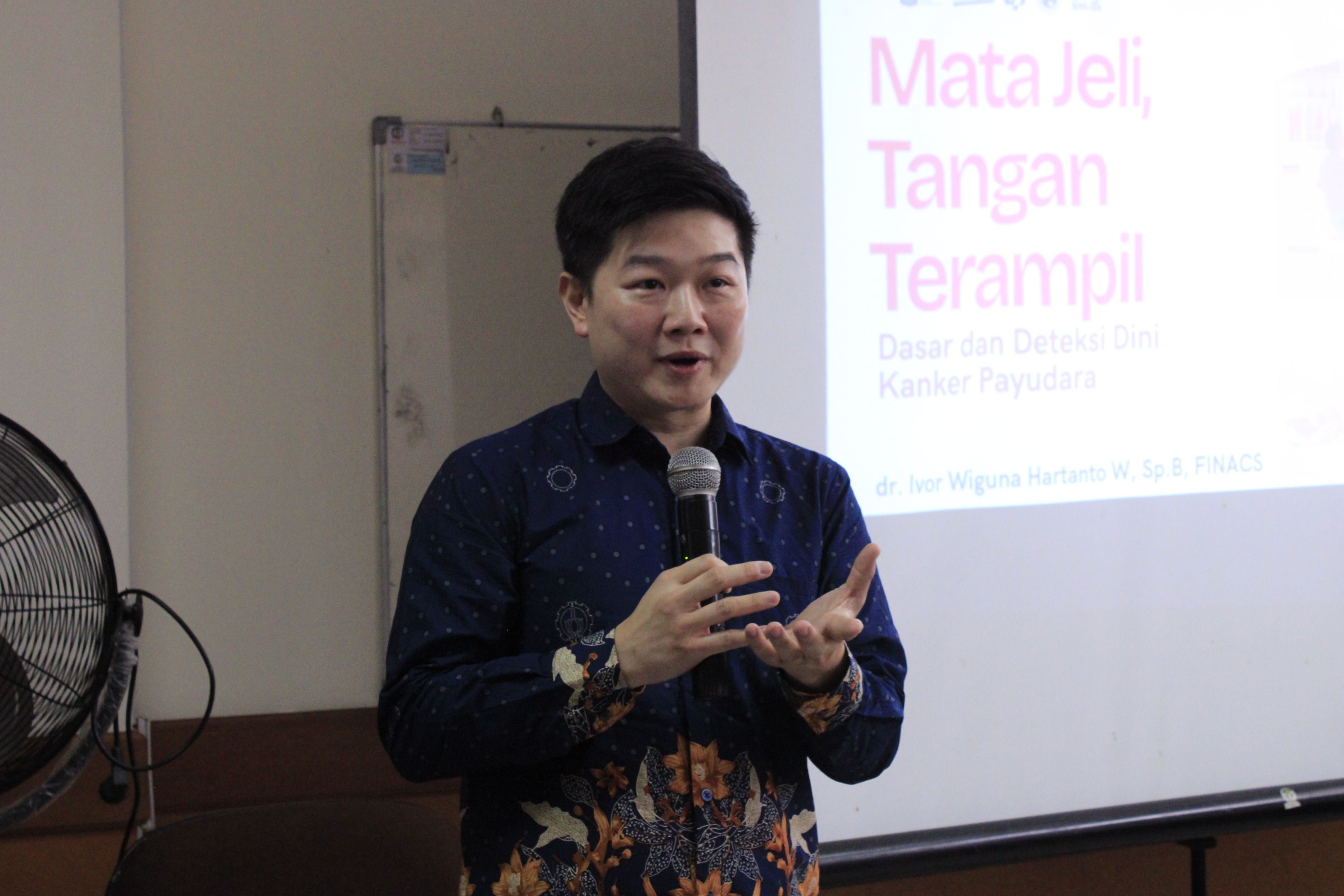 Gambar Dosen Prodi Kedokteran ITS dr Ivor Wiguna Hartanto Wilopo SpB FINACS ketika memberikan edukasi pemeriksaan dini kanker payudara dalam kegiatan ROSE: Raise Our Awareness for Breast Cancer