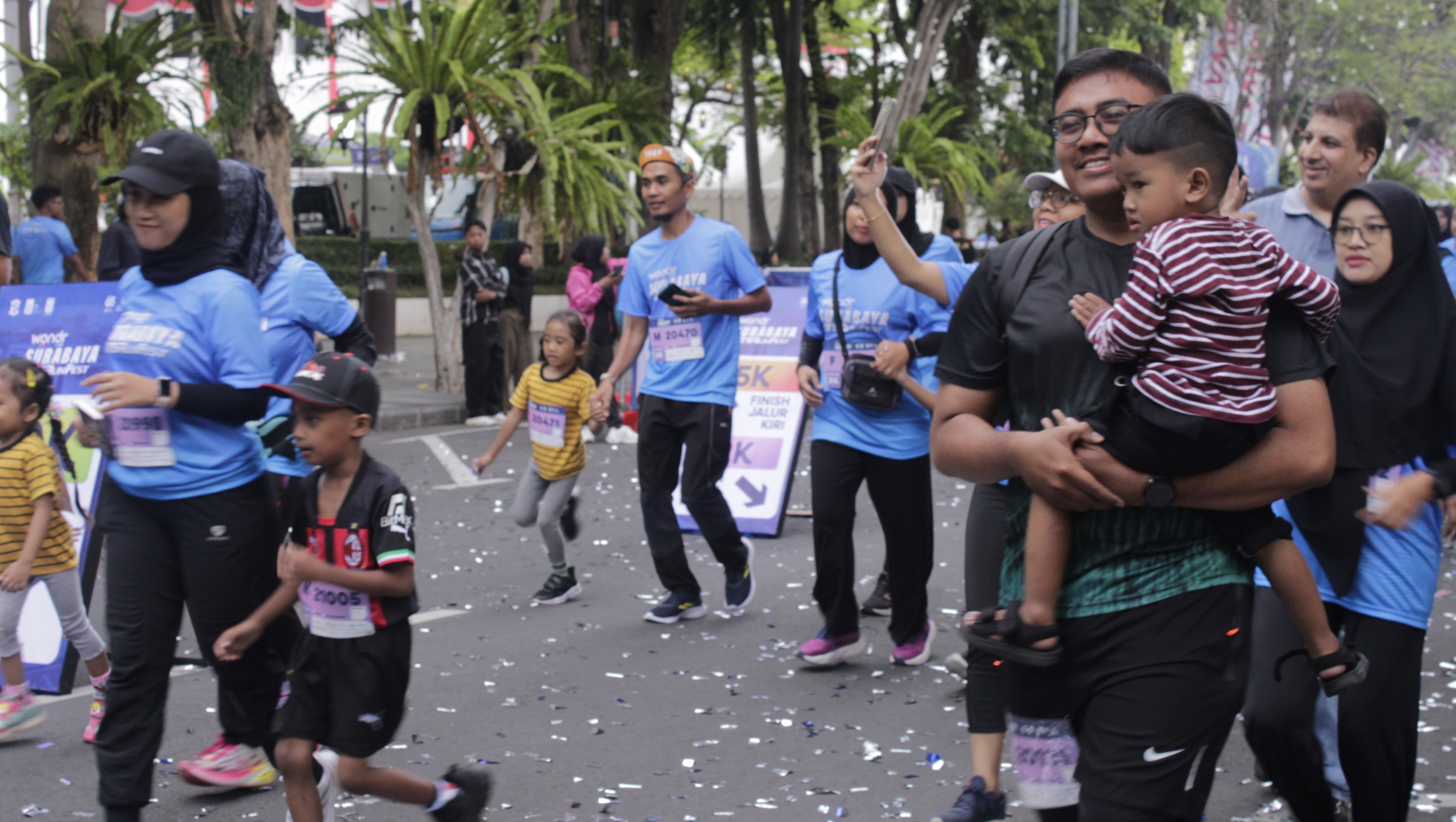 Semangat para peserta bersama keluarga dalam ikut serta ajang lari