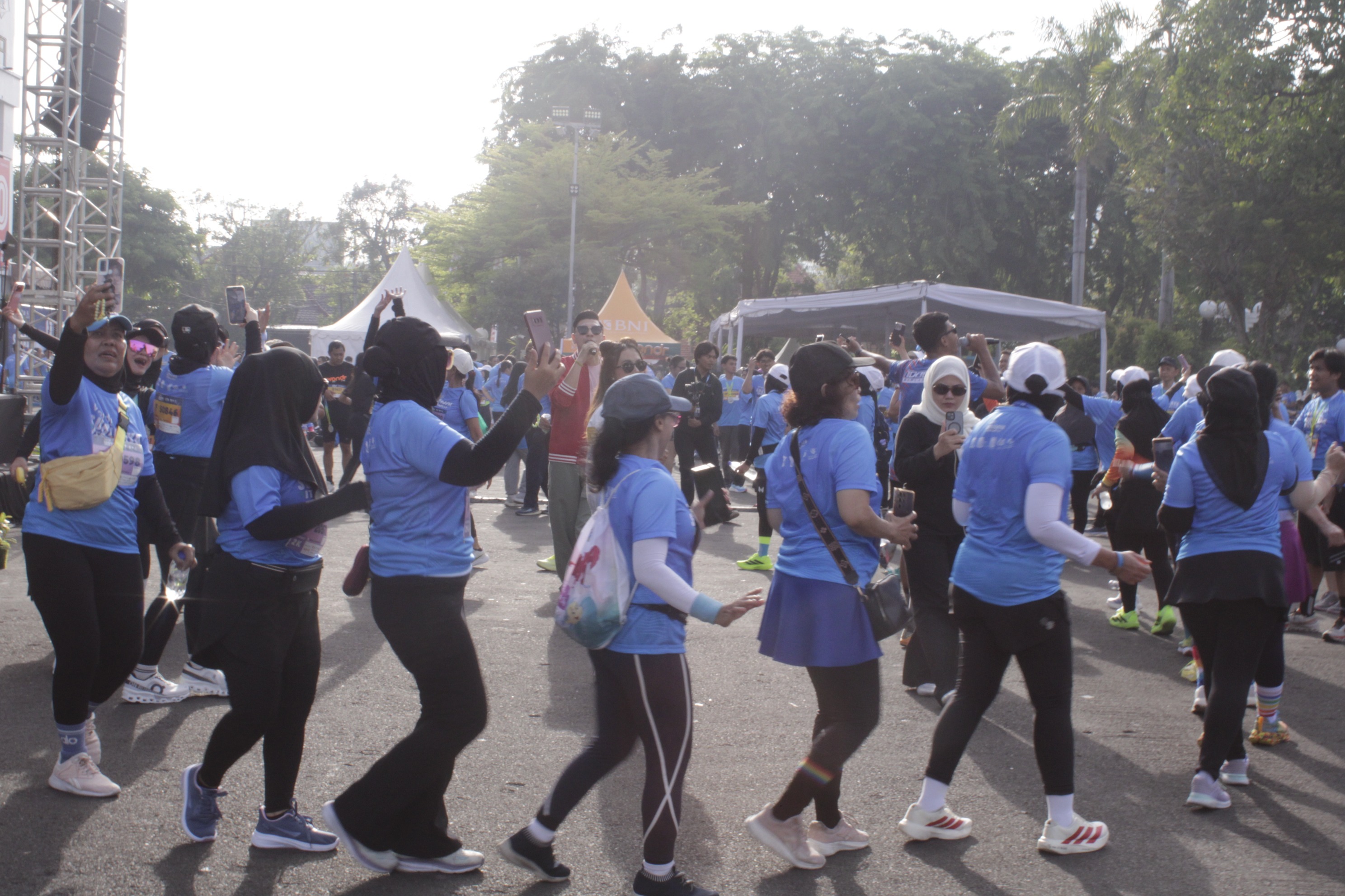 Peserta menikmati hiburan rakyat