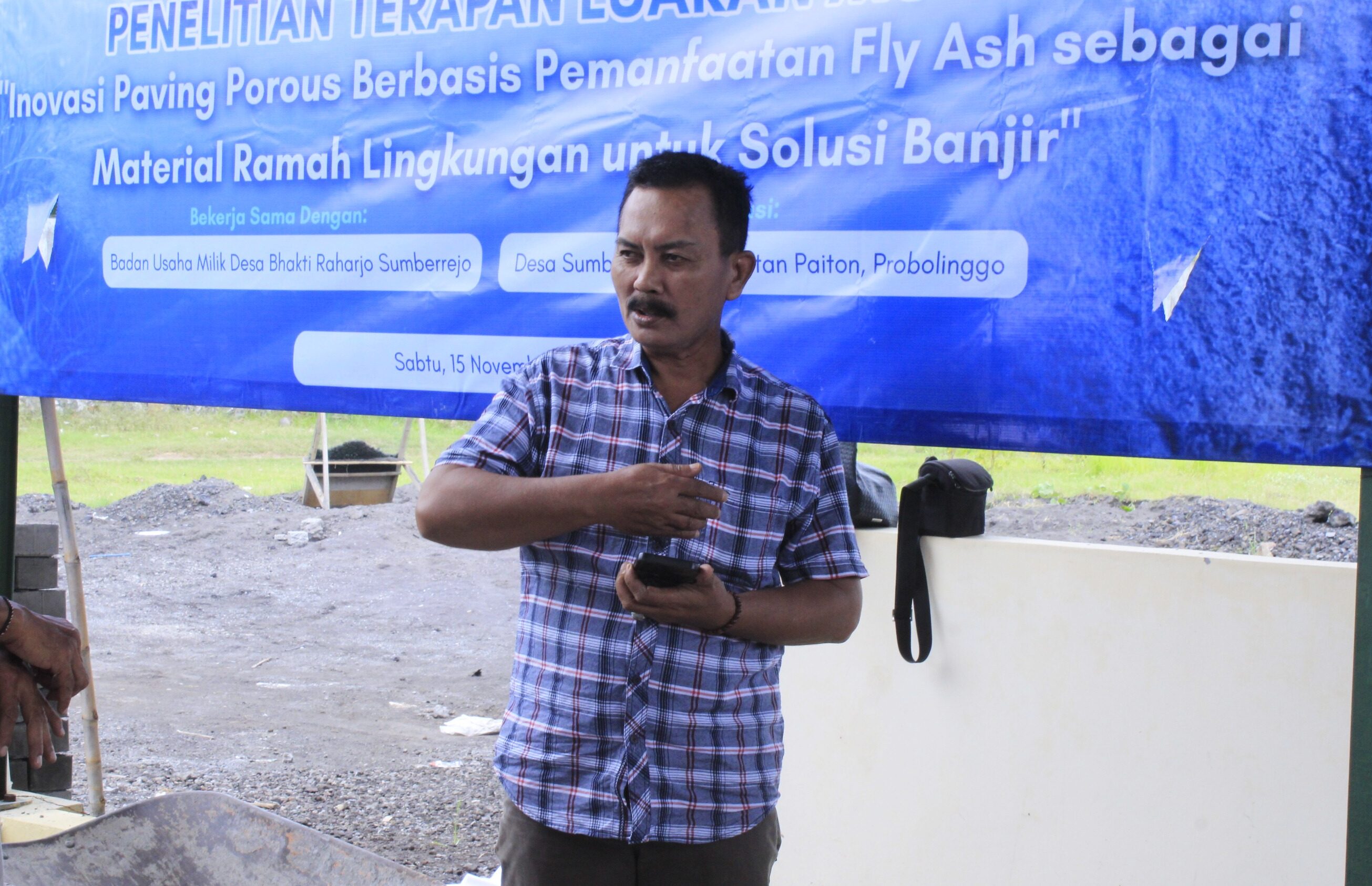 Gambar Sekretaris Desa (Sekdes) Sunawi memberikan sambutannya dalam acara serah terima paving porous