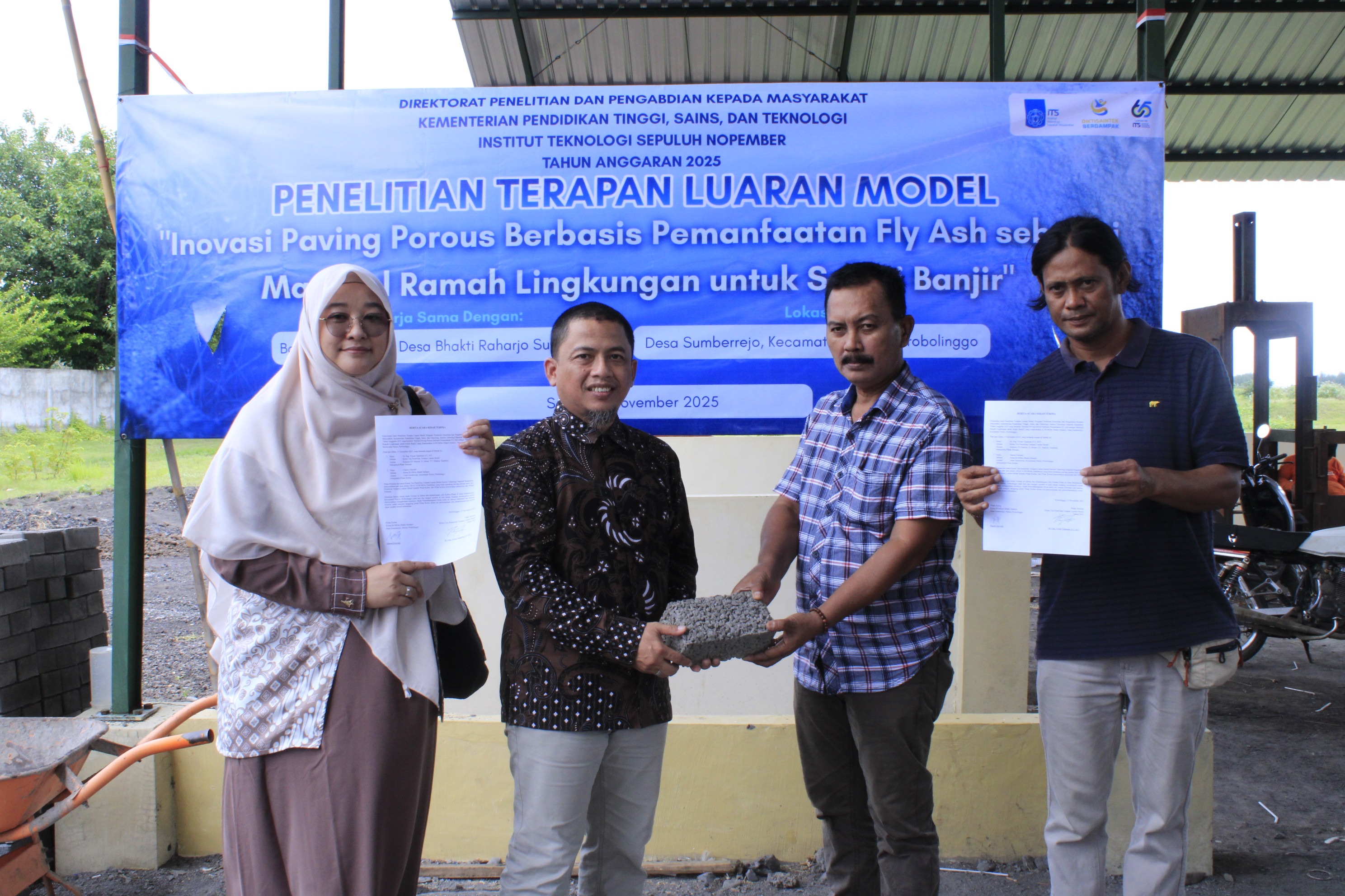 Gambar (dari kiri) Ketua Tim Peneliti Dr Eng Ir Yuyun Tajunnisa ST MT IPU ASEAN Eng, Perwakilan DRPM ITS Hendro Nurhadi Dipl Ing PhD menyerahkan paving porous kepada Sekretaris Desa Sumberrejo Sunawi, dan Ketua BUMDes Sumberrejo Slamet Hariyadi 