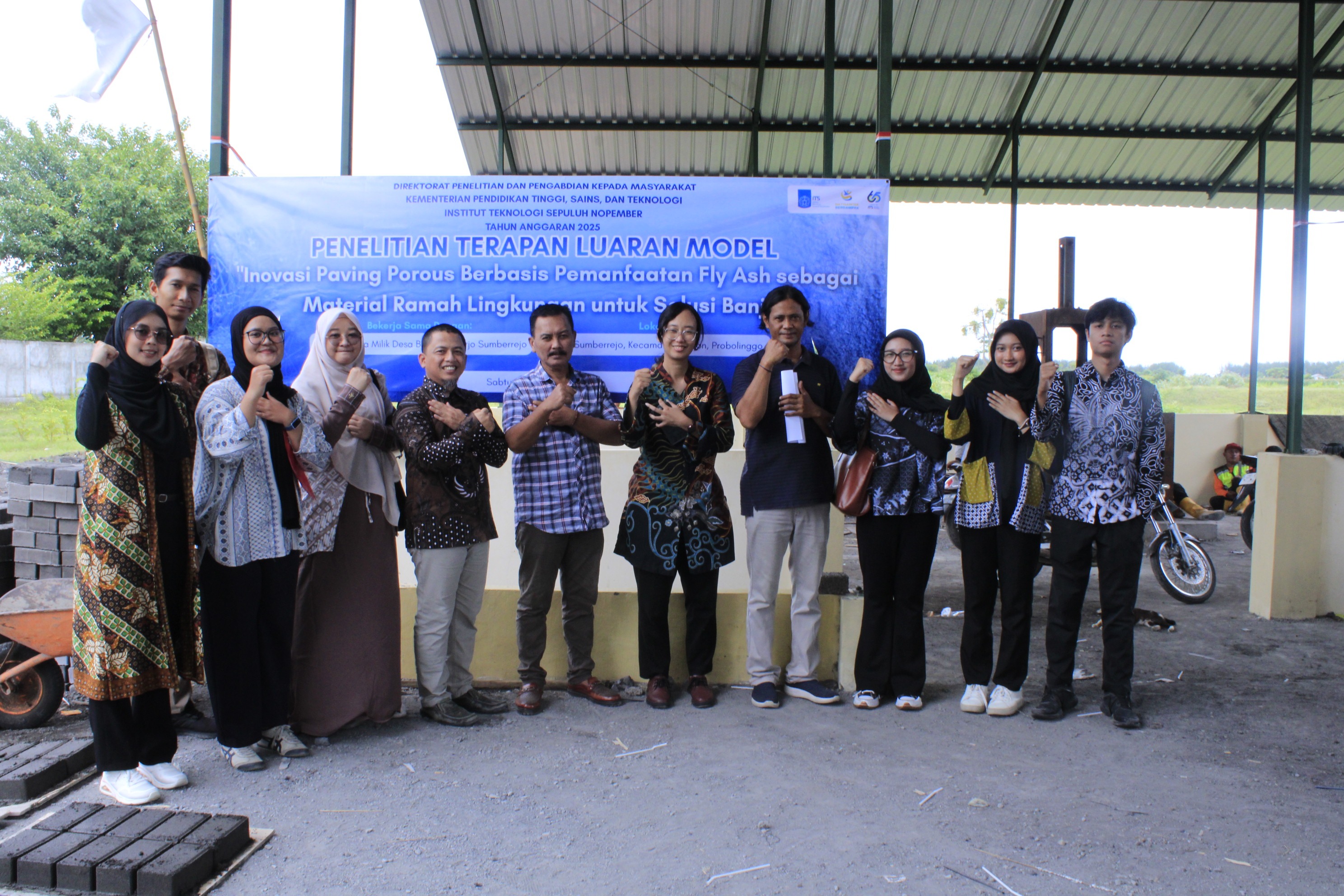 Tim Peneliti ITS berfoto bersama perangkat desa Sumberrejo dan BUMDes Sumberrejo