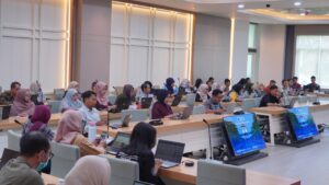 Para peserta Pelatihan Penulisan Berita yang digelar di Rektorat ITS terlihat sangat antusias menyimak berbagai materi yang disajikan narasumber